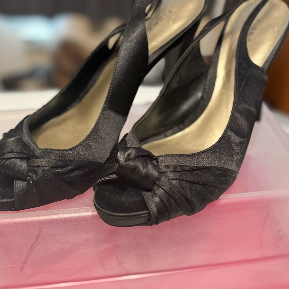 Satin heels with a bow size 9